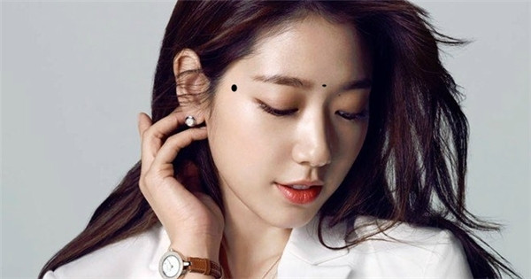 Ngoài ra, nốt ruồi may mắn trong năm 2019 nằm ở huyệt Thái Dương còn giúp cho chủ nhân của nốt ruồi công việc thuận lợi, gặp nhiều điều suôn sẻ, cát lành, đạt được những thành tích cao trong công việc. Thậm chí, đây là nốt ruồi báo tình duyên, người độc thân trong năm nay có thể sẽ gặp được người tâm đầu ý hợp với mình.