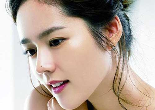  3. Nốt ruồi may mắn nằm ở đầu mũi: Có thể nhiều độc giả quan tâm đến nhân tướng học không quá lạ lẫm với khái niệm cung Tài Bạch trong nhân tướng. Đây là 1 trong năm cung có liên quan mật thiết đến tài vận của 1 người. Chính vì thế, nếu muốn đoán định vận trình tài lộc năm 2019 của 1 người tốt hay xấu thì hoàn toàn có thể xem tướng mũi của họ mà biết được. Tướng mũi tốt có sống mũi cao, thẳng, đầu mũi tròn, cánh mũi dày, người có tướng mũi như thế này sẽ có nguồn thu nhập dồi dào cả từ công việc chính và công việc phụ.