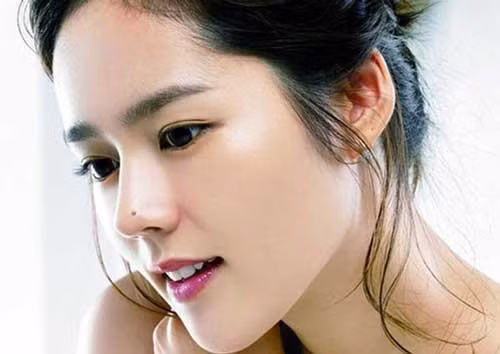  3. Nốt ruồi may mắn nằm ở đầu mũi: Có thể nhiều độc giả quan tâm đến nhân tướng học không quá lạ lẫm với khái niệm cung Tài Bạch trong nhân tướng. Đây là 1 trong năm cung có liên quan mật thiết đến tài vận của 1 người. Chính vì thế, nếu muốn đoán định vận trình tài lộc năm 2019 của 1 người tốt hay xấu thì hoàn toàn có thể xem tướng mũi của họ mà biết được. Tướng mũi tốt có sống mũi cao, thẳng, đầu mũi tròn, cánh mũi dày, người có tướng mũi như thế này sẽ có nguồn thu nhập dồi dào cả từ công việc chính và công việc phụ.