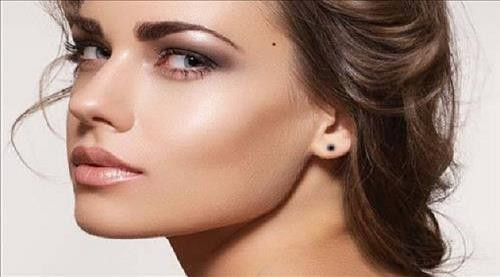  2. Nốt ruồi may mắn nằm ở huyệt Thái Dương: Huyệt Thái Dương là 1 trong những huyệt vị quan trọng khi xem tướng khuôn mặt, còn được gọi với cái tên khác là cung Thiên Di. Cung Thiên Di đại diện cho vận Dịch Mã tốt hay xấu, cũng có thể nói nếu như nốt ruồi nằm ở vị trí này mà có màu sắc, hình dáng đẹp thì sẽ giúp cho chủ nhân trong năm Kỷ Hợi có những chuyến xuất hành tốt lành, may mắn.