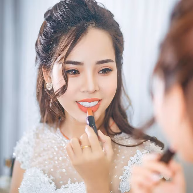 Thanh Thủy chia sẻ, sau khi thay đổi ngoại hình cô đã gặp không ít chuyện "dở khóc dở cười" trong cuộc sống như bố mẹ không nhận ra. Theo cô, lạm dụng "dao kéo" cũng ảnh hưởng đến sức khỏe nên chưa có ý định sửa thêm.