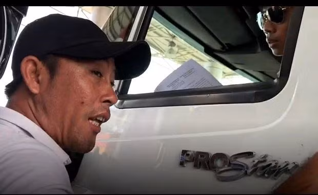 Một thanh niên "lạ" đe dọa các tài xế di chuyển qua BOT Cai Lậy. Nguồn ảnh: Vietnamnet