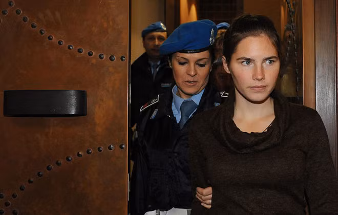 Amanda Knox được cảnh sát áp giải tới buổi xét xử. Ảnh: Getty.
