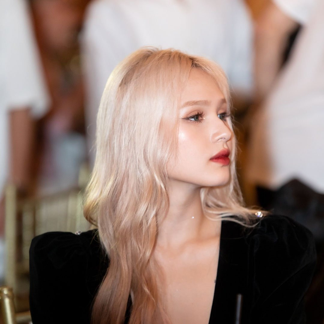 Gái xinh Sài thành trang điểm lộng lẫy, ngồi ở phía xa. Bức ảnh dù khá mờ, không được đầu tư nhiều về góc máy, ánh sáng nhưng Xoài Non vẫn rất nổi bật.