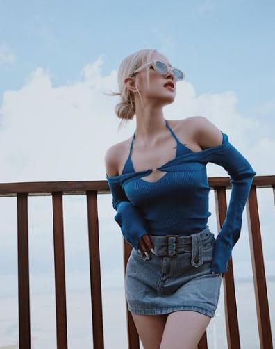 Xoài Non ngày càng được khen nhuận sắc, rạng rỡ hơn trong dàn mỹ nhân 2002.