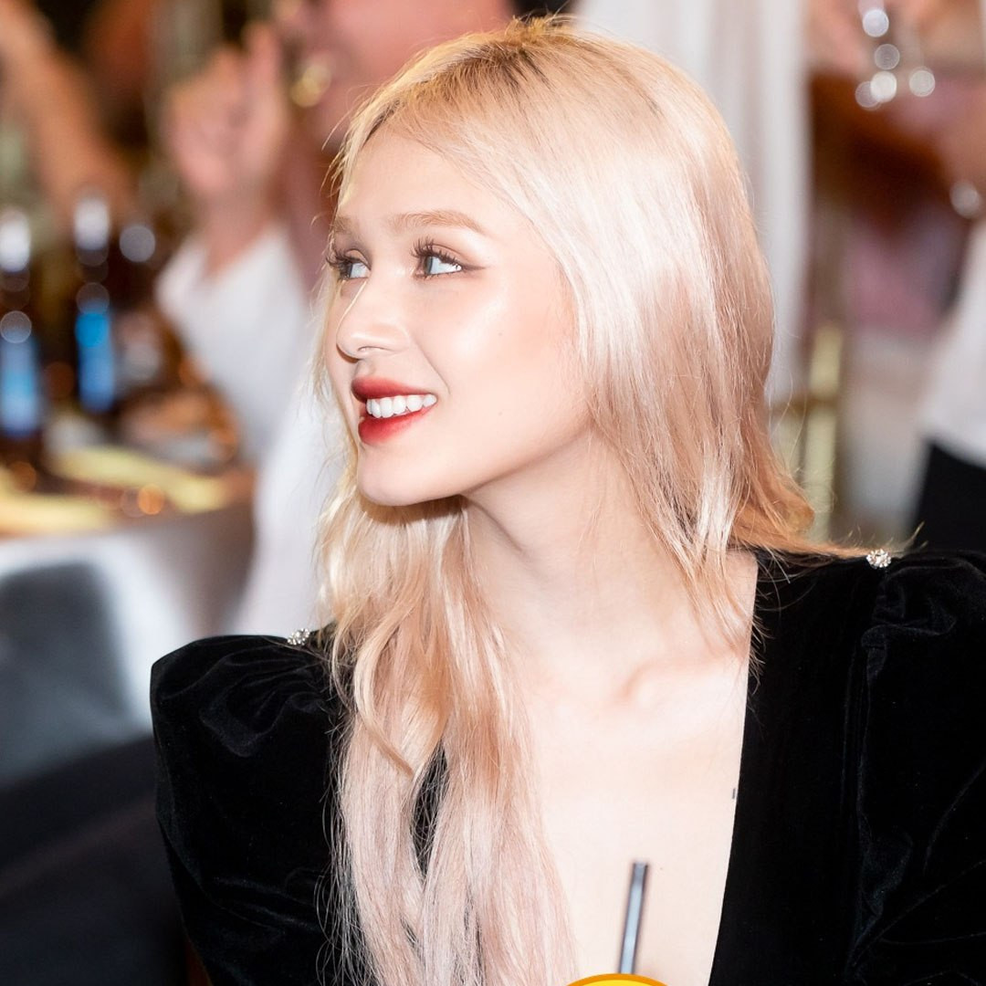 Đây không phải lần đầu tiên Xoài Non bị chụp lén. Thế nhưng nhan sắc của cô nàng luôn được khẳng định dù có sử dụng phần mềm chỉnh ảnh hay không.