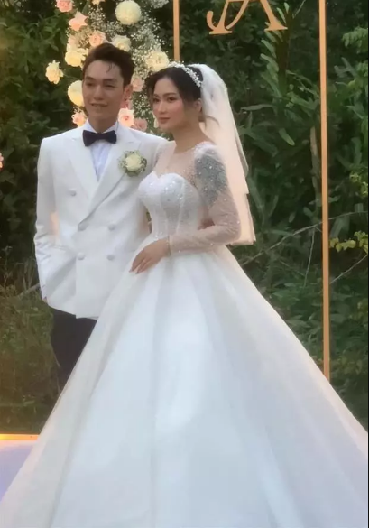 Hôm qua (6/11), đám cưới của nhà sản xuất âm nhạc Masew đã diễn ra tại Sài Gòn. Ngoài cô dâu, chú rể, dàn khách mời cũng nhận về rất nhiều quan tâm. Nổi bật trong số đó là vợ chồng streamer Độ Mixi, Xemesis cùng hot girl Xoài Non,...