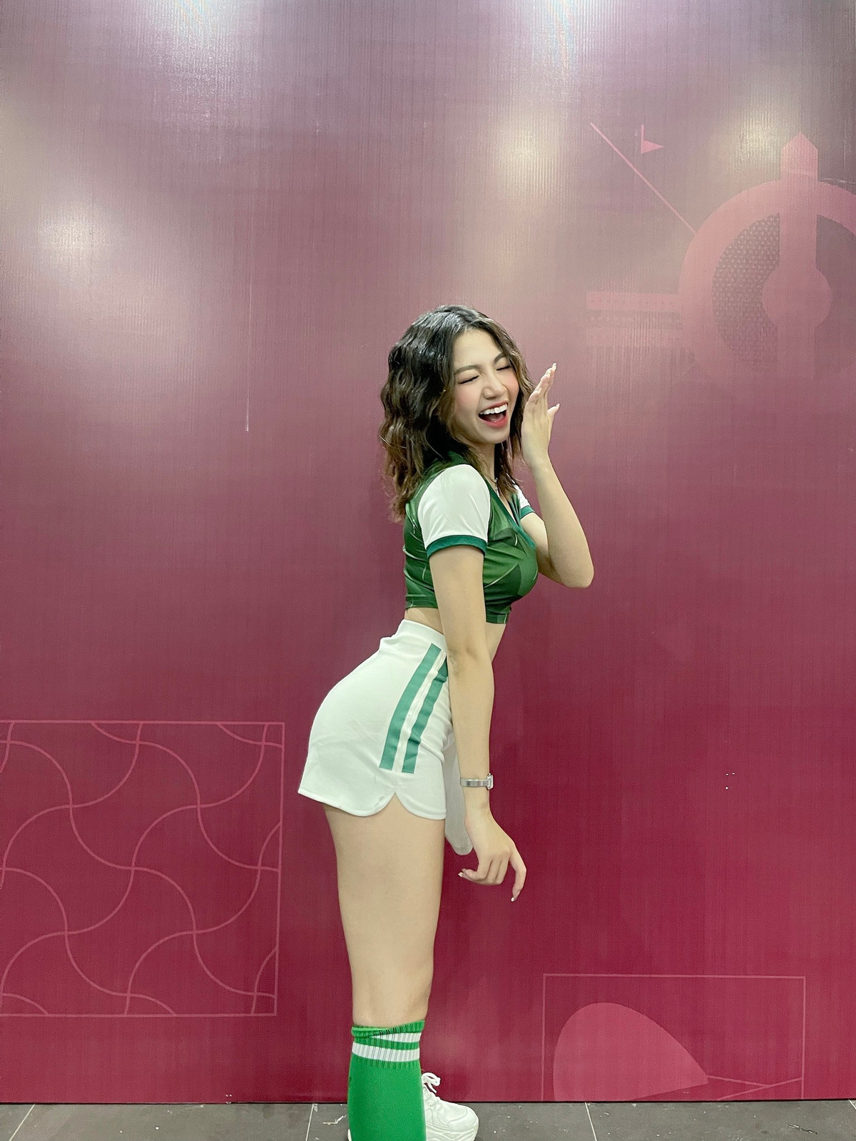 Tham gia Nóng cùng World Cup 2022 Phương Anh khiến vô số khán giả không kiềm chế được cảm xúc khi sở hữu sắc vóc nổi bật.