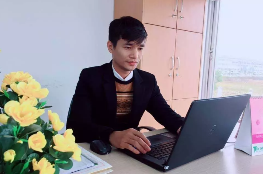 Trước đó Lệ Rơi còn xuất hiện hình ảnh anh xin vào làm công nhân tại một công ty.