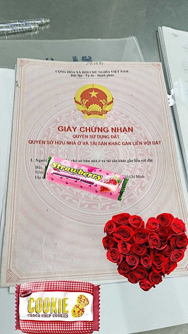 Cô từng gây bất ngờ với người hâm mộ khi công khai sở hữu căn biệt thự ven sông lên đến 15 tỷ đồng. Được biết đây là cơ ngơi thứ 4 của Angela Phương Trinh mua để "lấy hên".