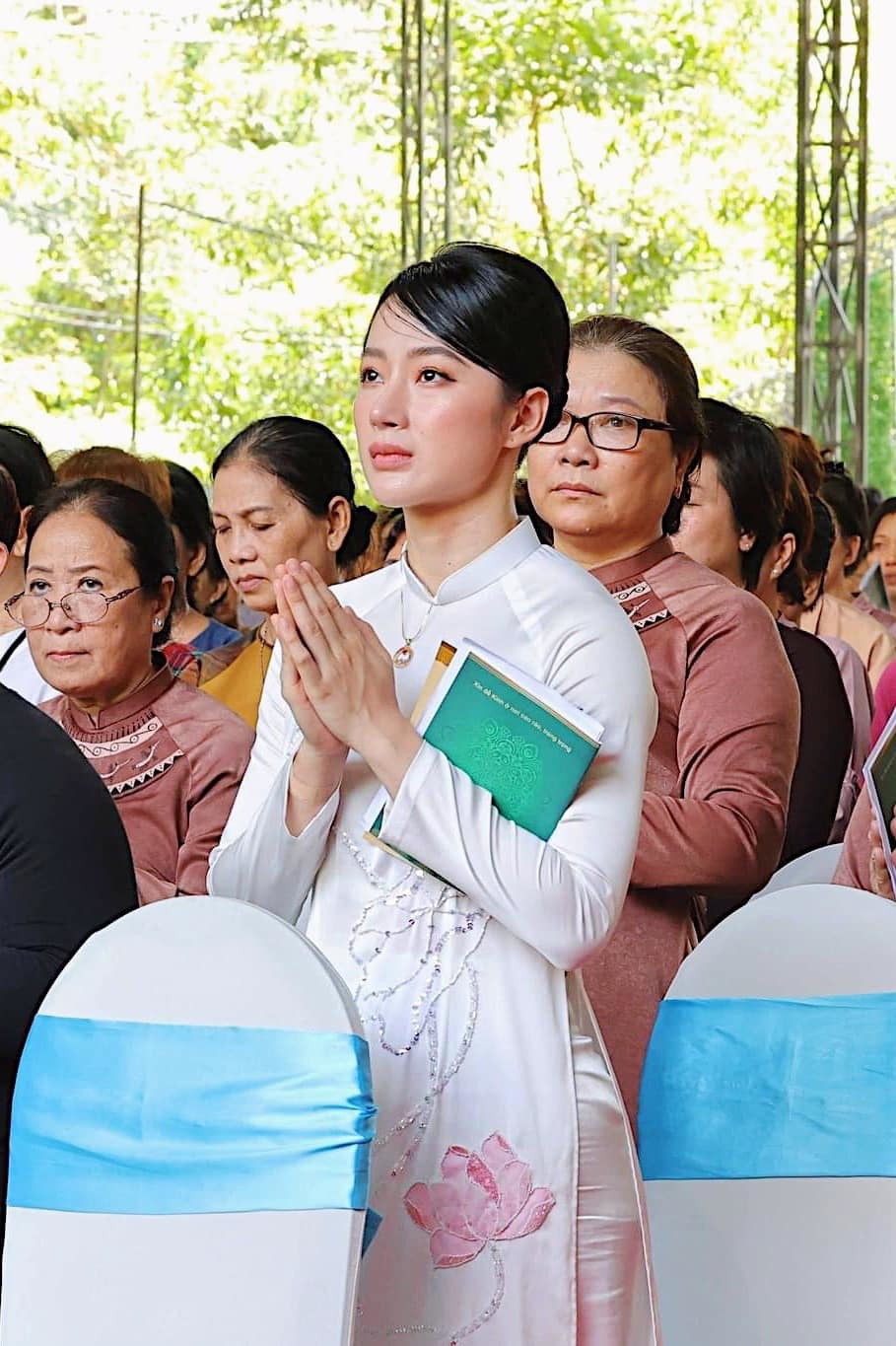 "Bà mẹ nhí" còn mát tay không ngại chi mạnh hàng trăm triệu đồng cho những món hàng hiệu diện lên người.