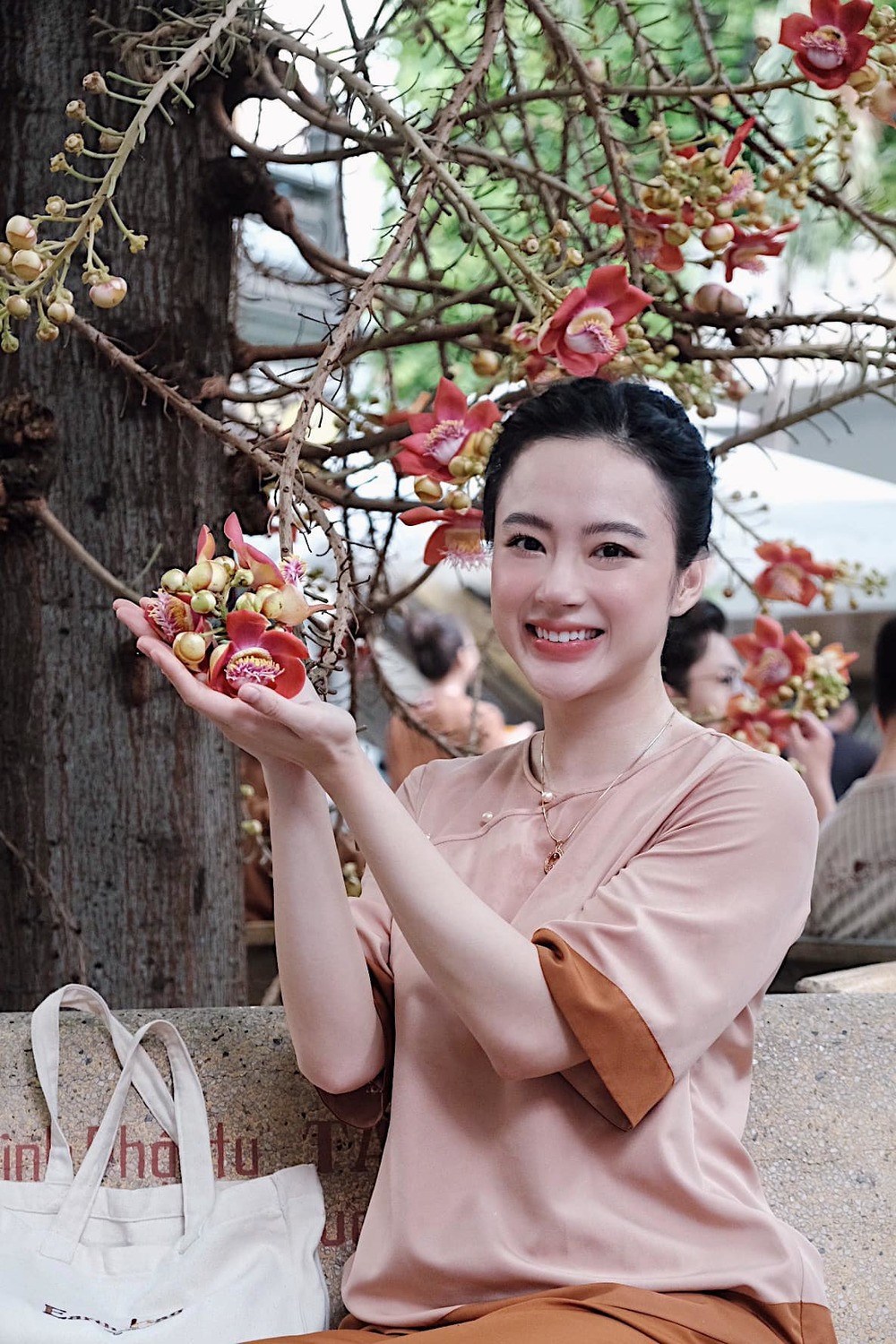 Trong khoảng thời gian rời xa showbiz, người đẹp sống hướng Phật và thường xuyên đi chùa làm công quả. Ảnh: FBNV