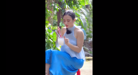 Có thể thấy, thời gian gần đây Angela Phương Trinh rất mê style áo yếm. Mỹ nhân 27 tuổi diện chúng mọi nơi, mọi lúc và có hẳn bộ sưu tập đủ màu sắc khác nhau.