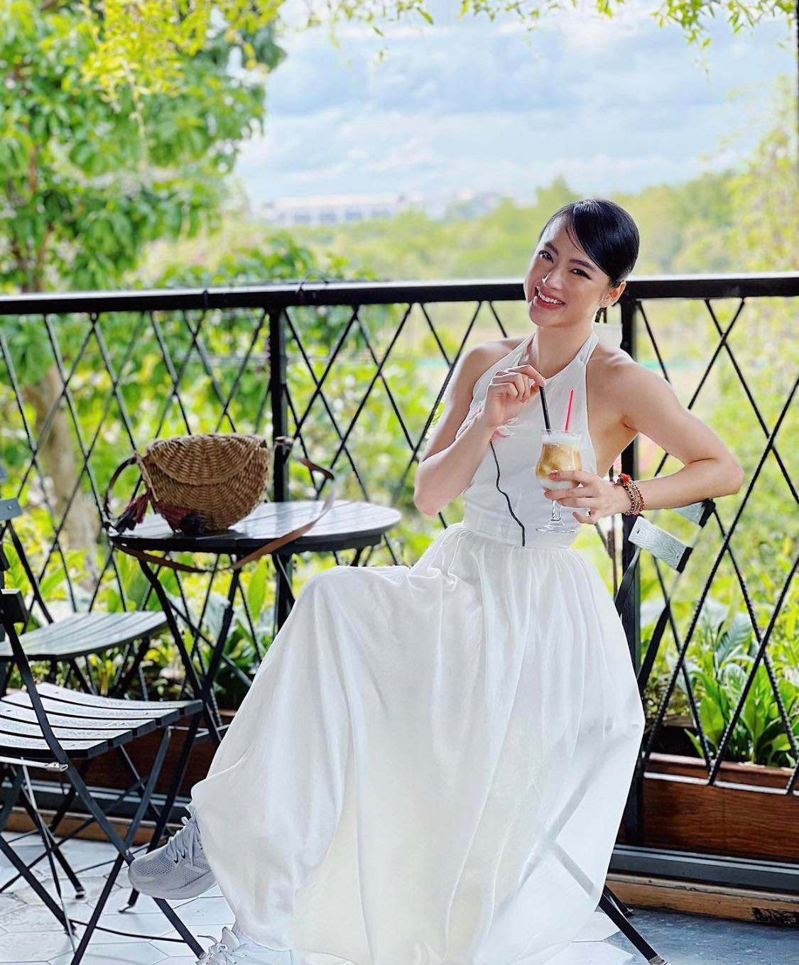 Nhất là bắp tay rắn rỏi, nổi cơ của cô nàng được lộ rõ qua thiết kế hở vai trần như áo yếm.