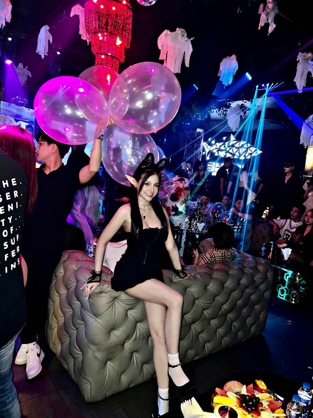 Xuất hiện trong chương trình Nóng cùng World Cup 2022 cô nhận được rất nhiều lời khen ngợi về nhan sắc.