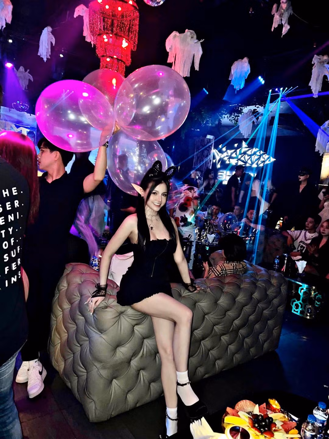 Xuất hiện trong chương trình Nóng cùng World Cup 2022 cô nhận được rất nhiều lời khen ngợi về nhan sắc.