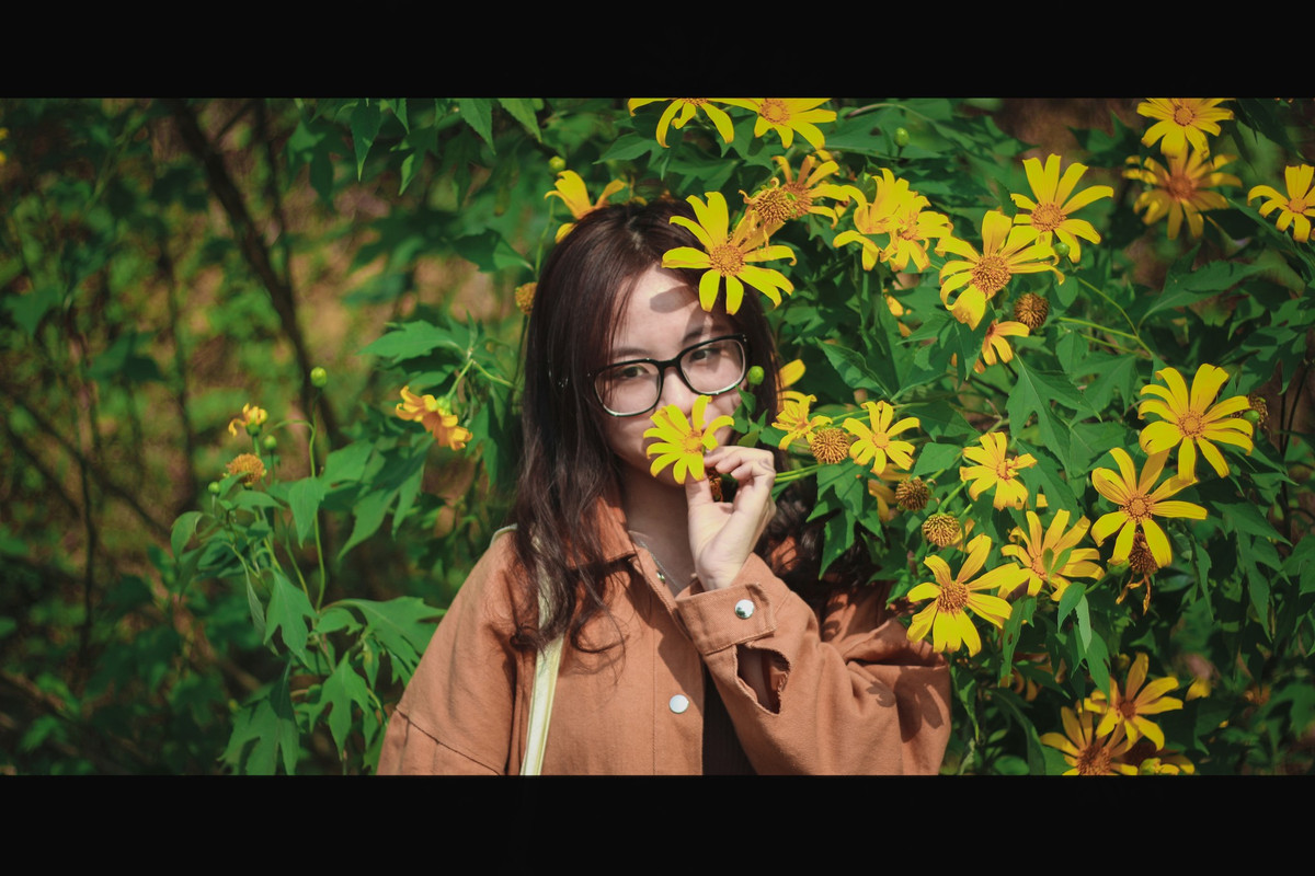 Nét đẹp mộc mạc của loài hoa này đã thu hút được rất nhiều các bạn trẻ và khách du lịch đến tham quan quan và lưu lại cho mình những khoảnh khắc thật đẹp. Ảnh: Nguyễn Thị Thu Hà