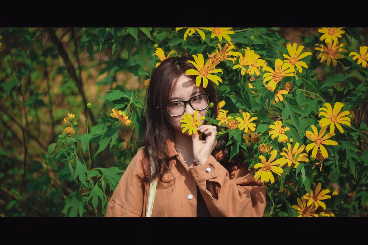 Nét đẹp mộc mạc của loài hoa này đã thu hút được rất nhiều các bạn trẻ và khách du lịch đến tham quan quan và lưu lại cho mình những khoảnh khắc thật đẹp. Ảnh: Nguyễn Thị Thu Hà