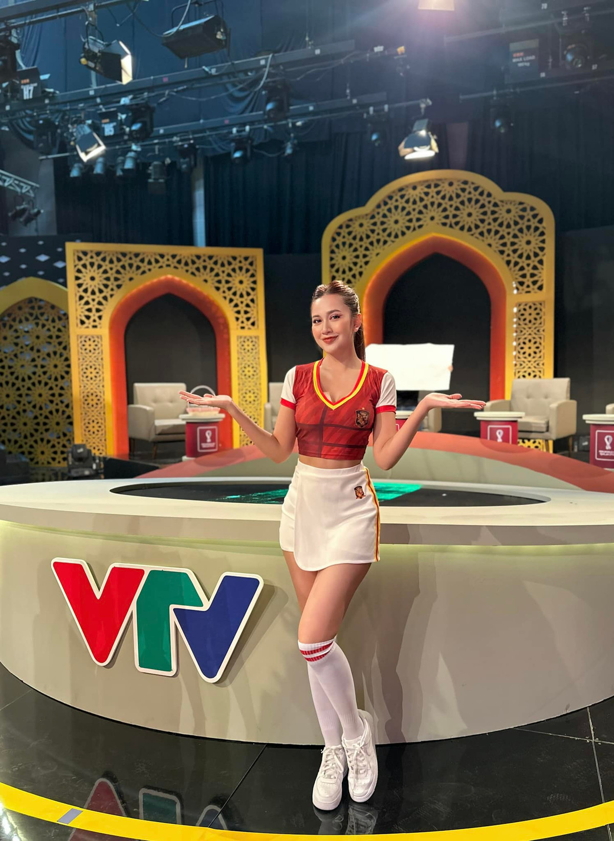 Đỗ Thị Thùy Linh được biết đến là nữ DJ khá nổi, tham gia Nóng cùng World Cup cô nàng sinh năm 2000 tại Thanh Hóa nhanh chóng gây chú ý.