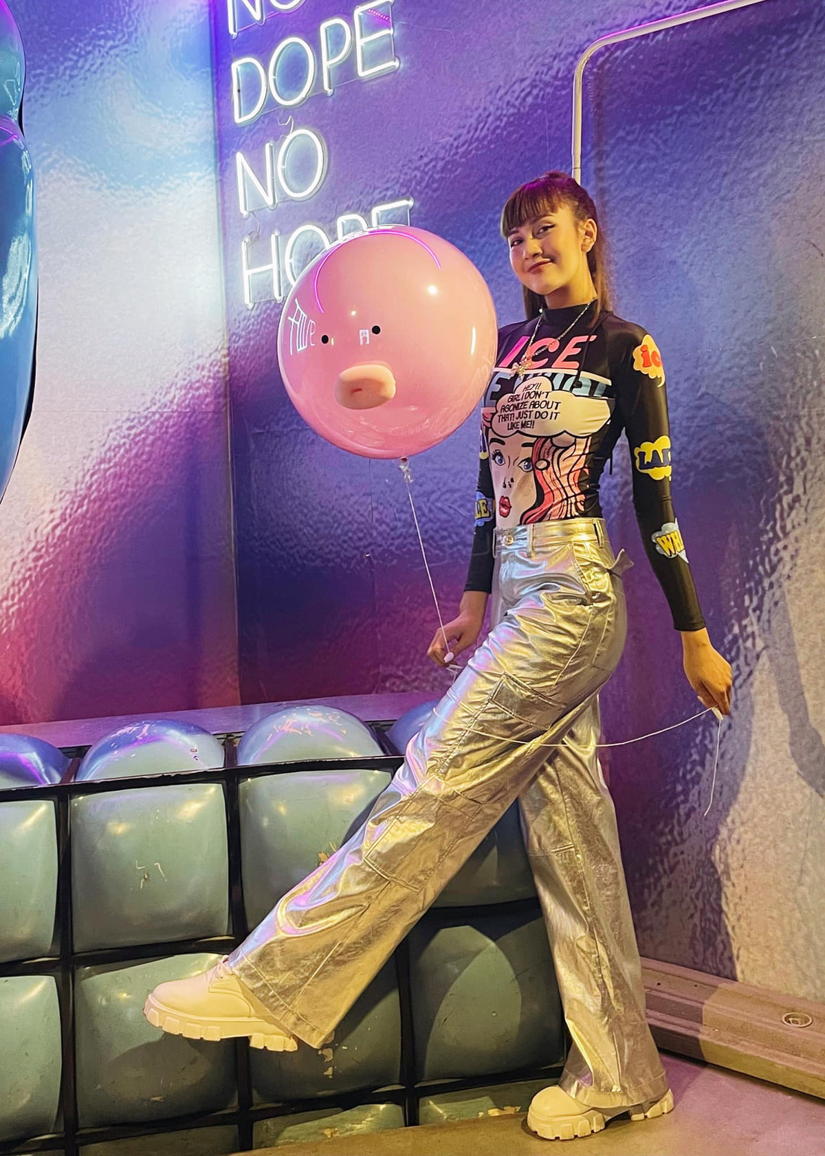 Không chỉ có tài năng ca nhạc, người đẹp 10x còn gây ấn tượng khi sở hữu nhan sắc xinh đẹp, thân hình “chuẩn không cần chỉnh”.