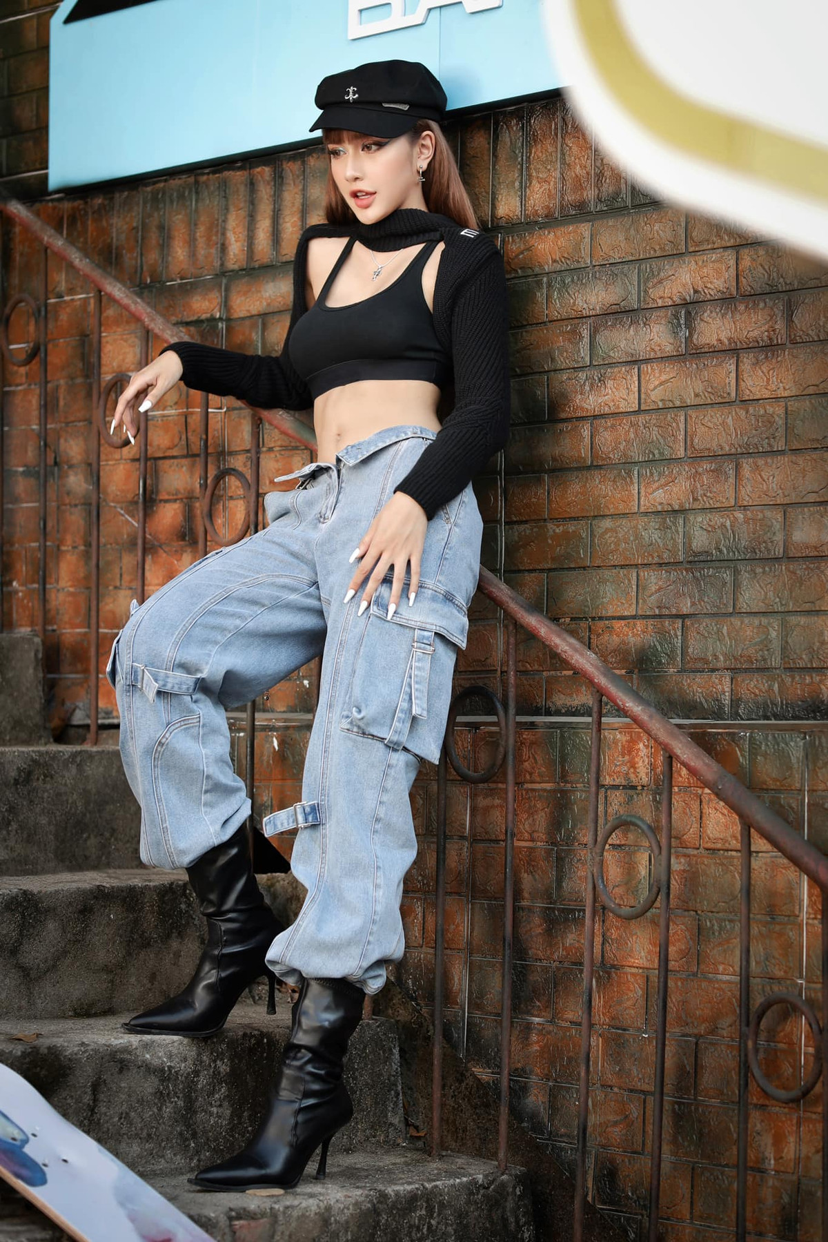 Hiện tại, người đẹp 22 tuổi đang sinh sống và làm việc tại Hà Nội.