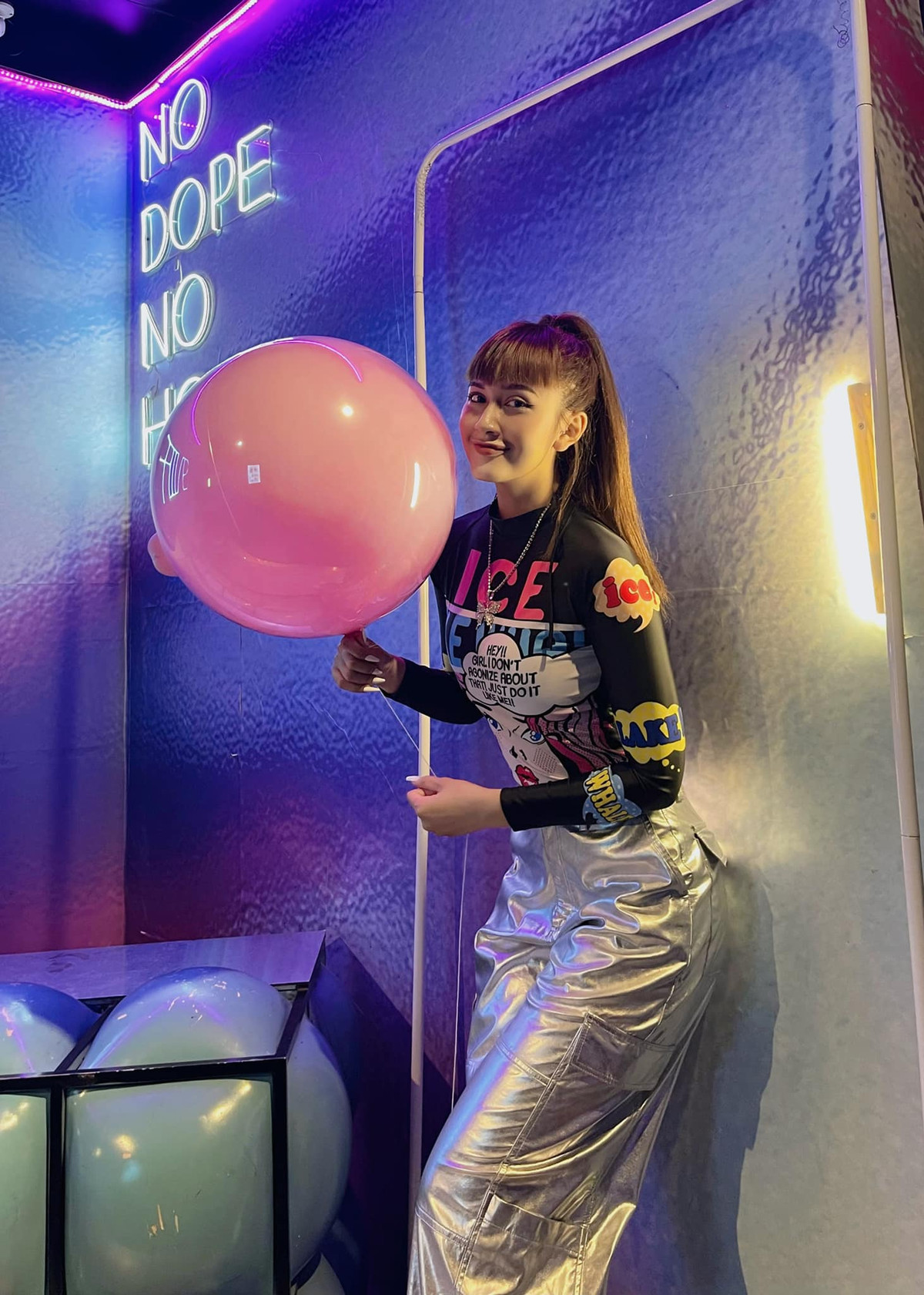 Cô cũng thường xuyên cập nhật những bức ảnh cá nhân xinh đẹp nhận được nhiều lời khen từ cộng đồng mạng.