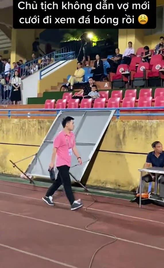 Mới đây khoảnh khắc thiếu gia Đỗ Vinh Quang ra sân theo dõi trận đấu giữa CLB Hà Nội và SHB Đà Nẵng tại SVĐ Hàng Đẫy thu hút sự chú ý.