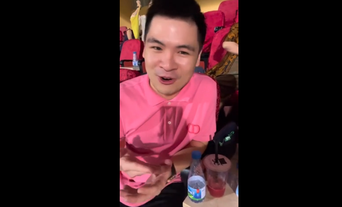 Lần này, Vinh Quang đi một mình, không có sự đồng hành của bà xã xinh đẹp.