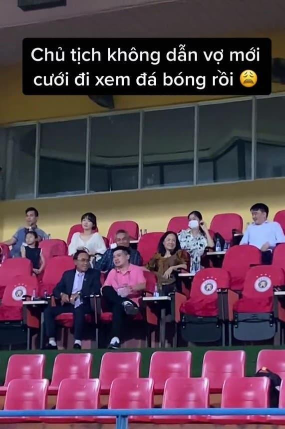 Theo đó chàng thiếu gia nhà bầu Hiển diện chiếc áo màu hồng, tay cầm ví vội vã di chuyển dọc sân vận động. Sau đó, anh lên vị trí khán đài trò chuyện cùng một vị khách khác.
