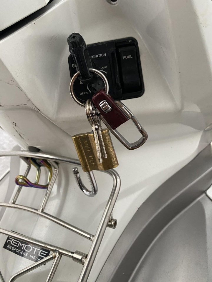 Hội "não cá vàng" thường xuyên để quên chìa khóa, thậm chí đem luôn cả ổ theo để khóa xe luôn.