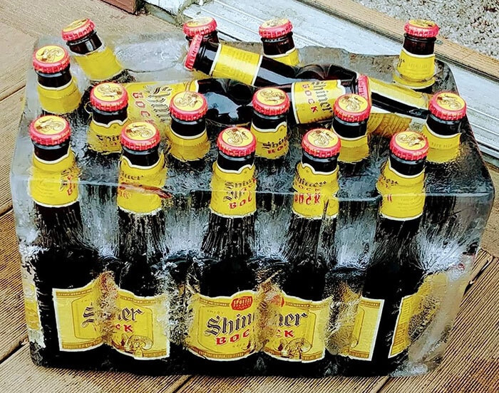 Khoảnh khắc hài hước của một người hay quên, đó là những chai bia đáng thương sau khi bị chủ nhân của nó bỏ quên ở ngoài nhà vào một đêm đông lạnh giá.