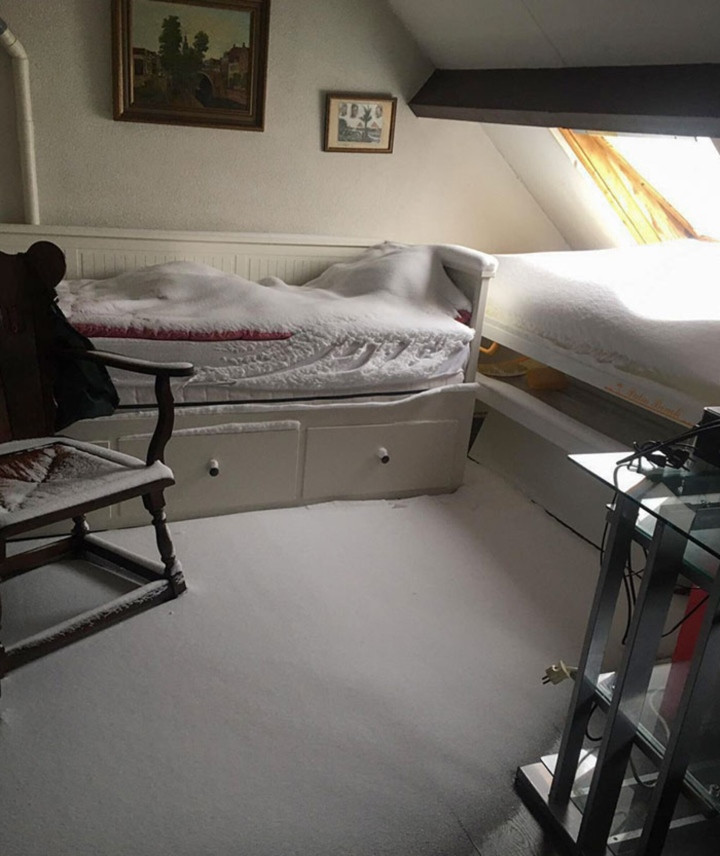 Chỉ một đêm trót quên đóng cửa sổ vào mùa đông và sau đó căn phòng trở nên đóng băng.