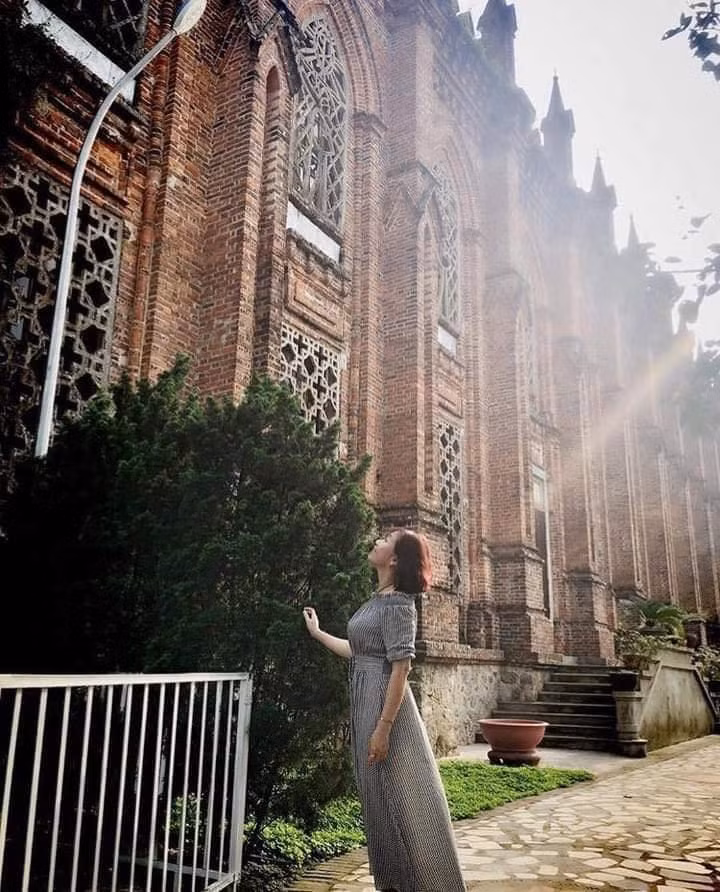 Nổi tiếng với vẻ đẹp cổ kính, thanh cao, đậm chất tôn nghiêm, mặc dù được xây dựng khá lâu (năm 1939) nhưng Đan Viện Châu Sơn vẫn thu hút một lượng đông đảo khách du lịch đến tham quan.