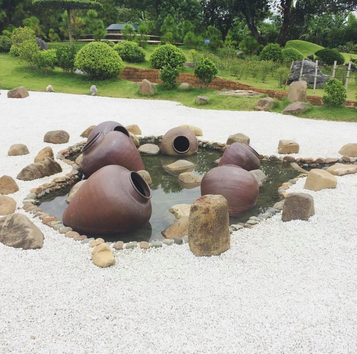 Với bức tranh thiên nhiên hài hòa và không khí lãng man, cổ kính, Đan Viện Châu Sơn thực sự là điểm nhấn hoàn hảo cho mảnh đất Ninh Bình. Ảnh: Halo Hà Nội