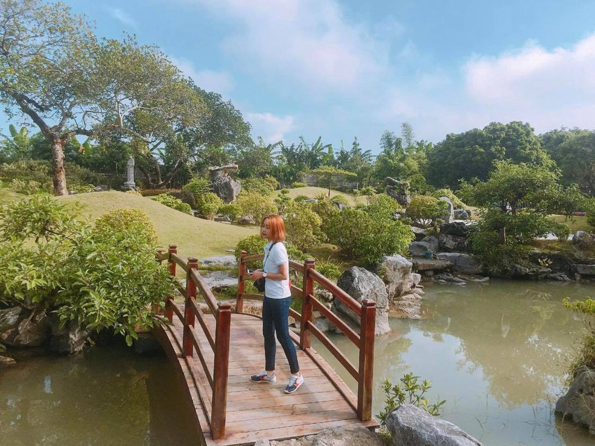 Khuôn viên xung quanh thánh đường vô cùng thoáng mát với những bãi cỏ xanh, hồ nước trong veo được trang trí hòn nam bộ.