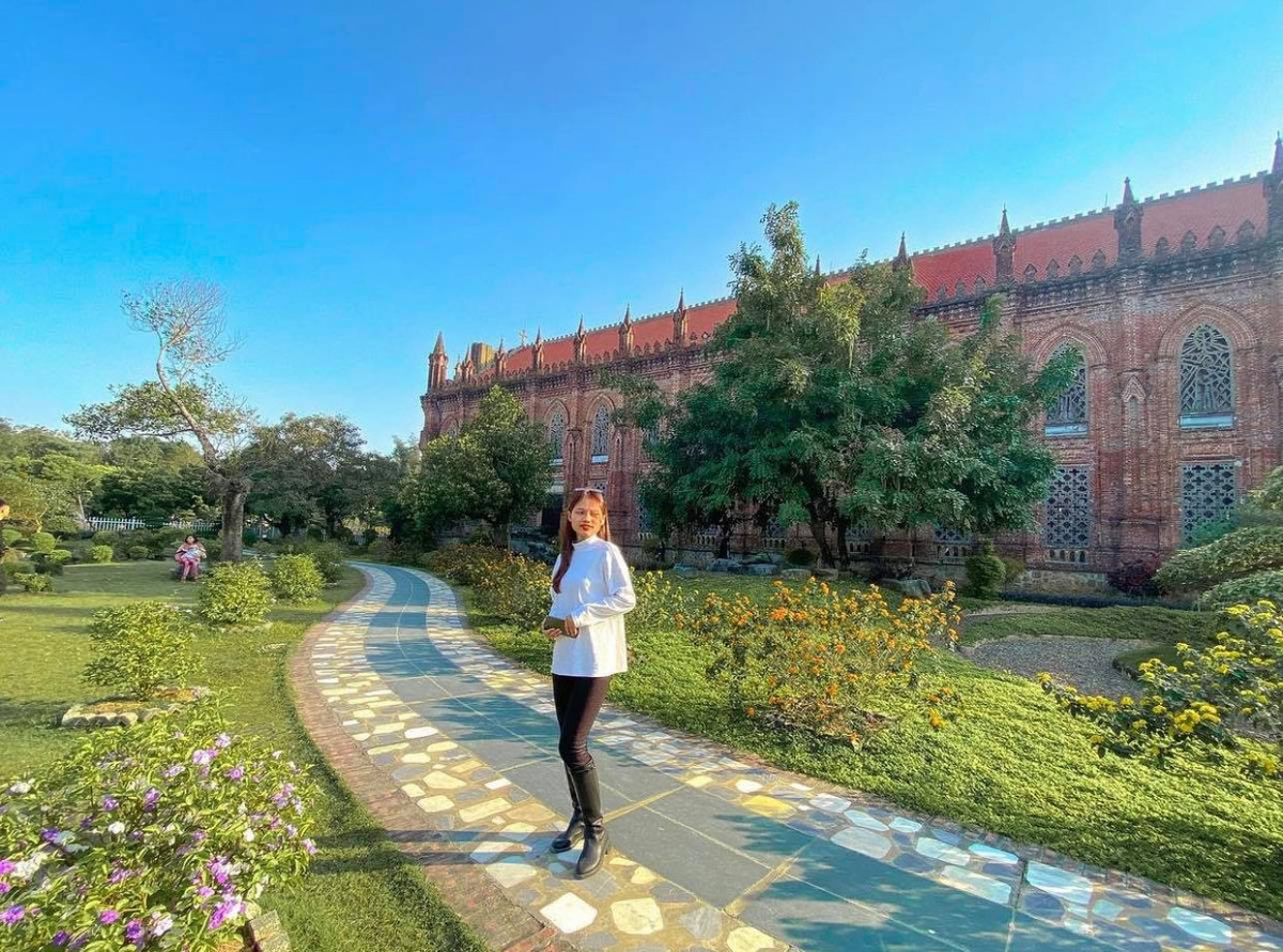 Đan viện Châu Sơn là một trong những công trình kiến trúc nổi tiếng ở Nình Bình mà đỉnh cao nghệ thuật kiến trúc là mái vòm trắng cao 21m trong lòng thánh đường.