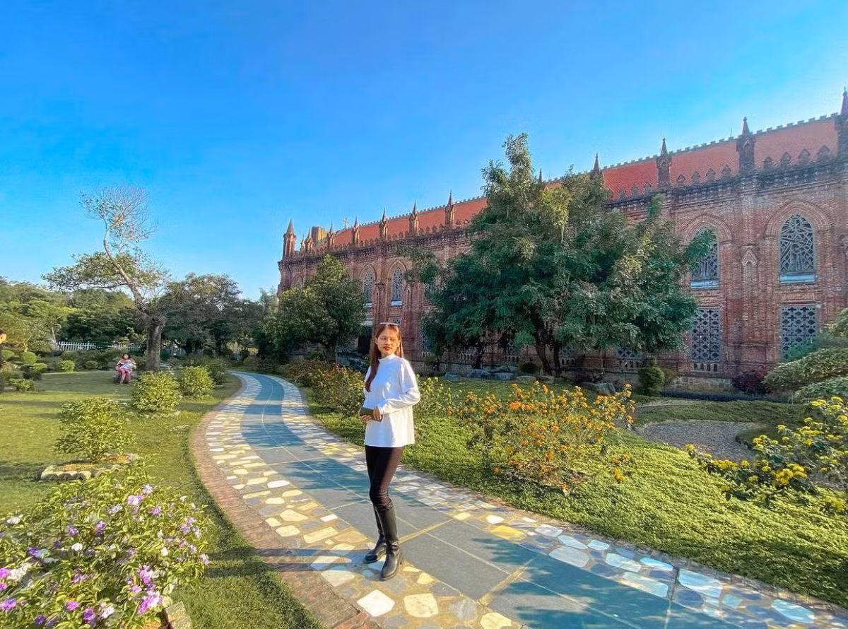 Đan viện Châu Sơn là một trong những công trình kiến trúc nổi tiếng ở Nình Bình mà đỉnh cao nghệ thuật kiến trúc là mái vòm trắng cao 21m trong lòng thánh đường.