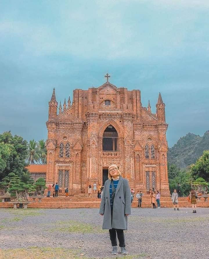 Tham quan xung quanh, du khách sẽ bắt gặp những trang trí cầu kỳ với khối hòn non bộ, cây xanh, tượng điêu khắc tinh tế, tượng Thánh.,…