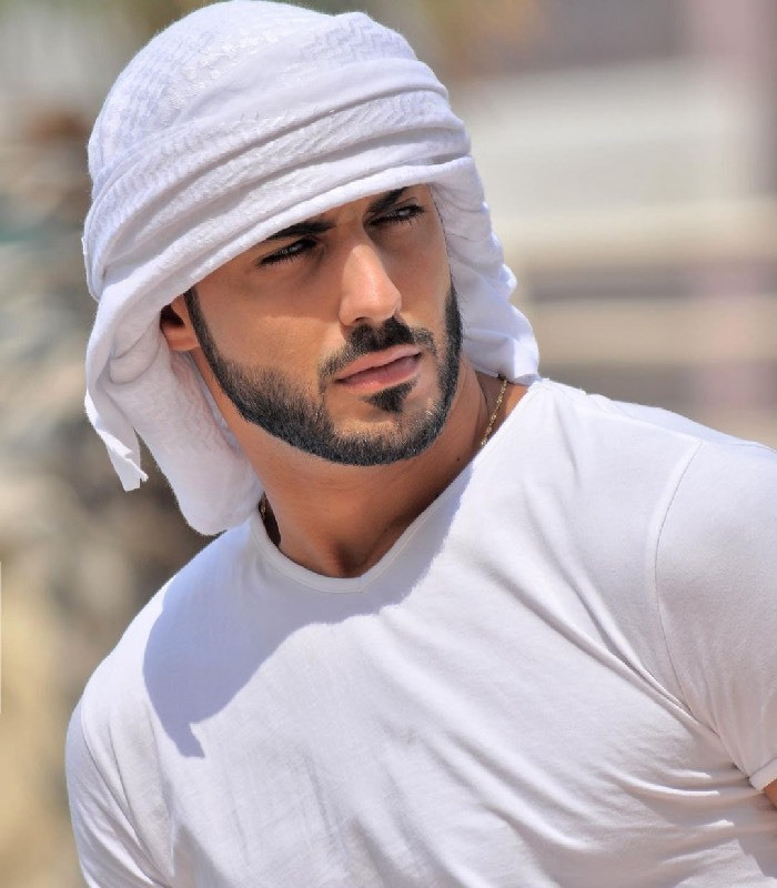 Sau khi vụt sáng trở thành ngôi sao, cuộc sống của "trai đẹp bị trục xuất" Omar hoàn toàn thay đổi.