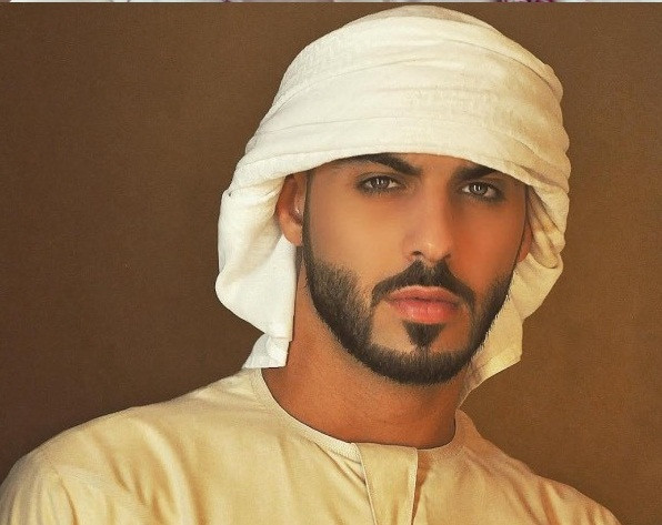 Sở hữu thân hình rắn rỏi, săn chắc cùng chiều cao 1,93m, gương mặt đẹp như tượng tạc với đôi mắt màu hạt dẻ mang ánh nhìn hớp hồn, huyền bí, bộ râu quai nón nam tính và những đường nét đậm chất Trung Đông, anh từng là hình mẫu của biết bao cô gái.