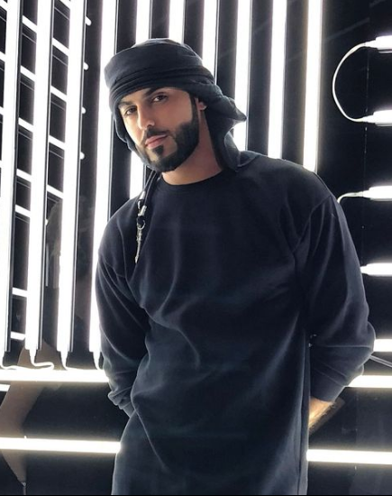 Omar cũng đã chững chạc, trưởng thành và theo đuổi phong cách sành điệu, hiện đại.