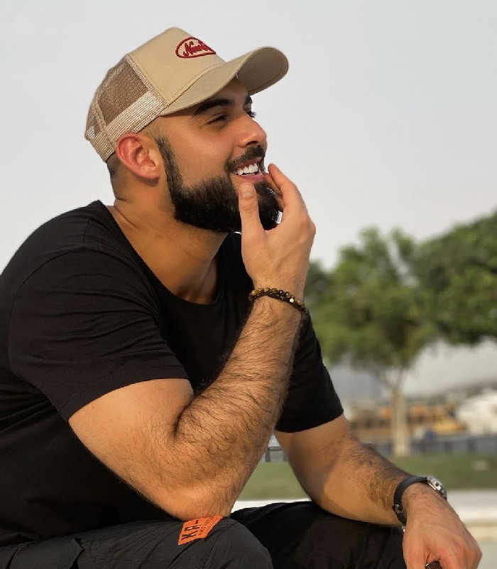 Từ một chàng người mẫu vô danh, Omar vụt sáng trở thành nhân vật nổi tiếng được hàng triệu người biết tới. Anh nhận được hàng loạt mời phỏng vấn trên chương trình truyền hình, lên bìa tạp chí, đóng quảng cáo, tham gia các dự án phim ảnh…