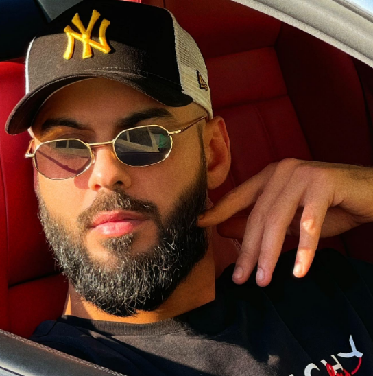 Soái ca này tập luyện thể hình để thân hình vạm vỡ hơn, để đầu trọc và râu quai nón.