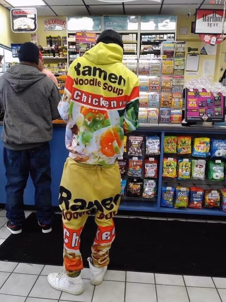 Khi nhà thiết kế là fan cứng của ramen là đưa nguyên hình ảnh của gói mì lên trang phục của mình.