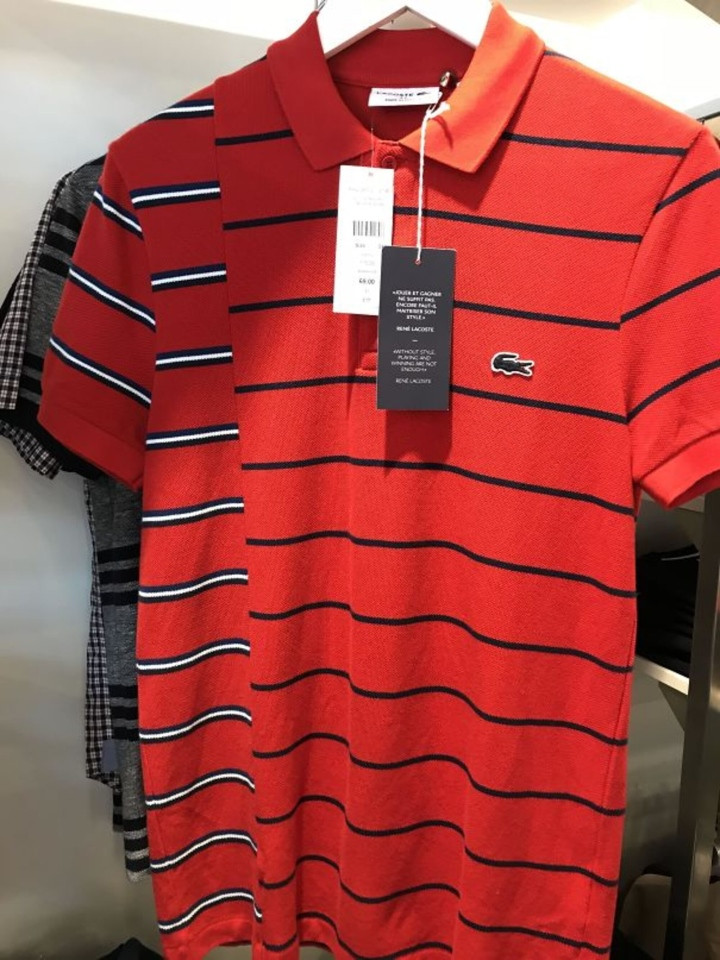 Chiếc áo dễ dàng gây lú lẫn với người nhìn chỉ qua chi tiết sọc ngang không đồng nhất.