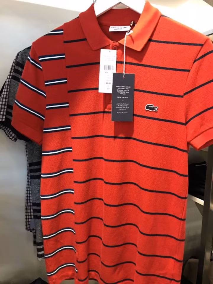 Chiếc áo dễ dàng gây lú lẫn với người nhìn chỉ qua chi tiết sọc ngang không đồng nhất.