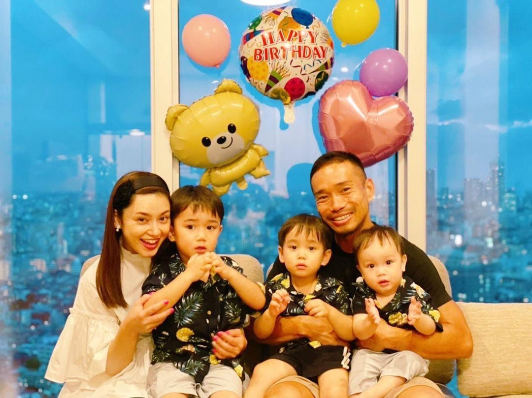 Hậu vệ Yuto Nagatomo kết hôn với minh tinh hơn 2 tuổi Airi Taira vào năm 2017. Đến nay, họ vẫn hạnh phúc bên nhau với ba con.