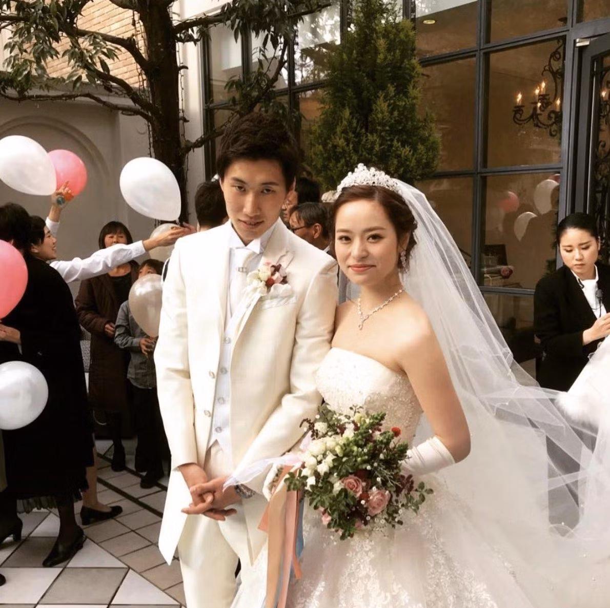 Daichi Kamada kết hôn sớm, khi mới 21 tuổi. Thông tin về vợ cầu thủ sinh năm 1996 không có nhiều. Anh không chia sẻ ảnh vợ trên Instagram cá nhân, chỉ thỉnh thoảng khoe con.