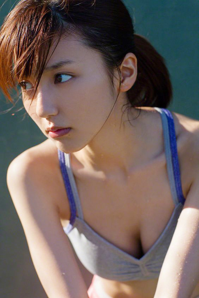 Sau khi kết hôn, Erina Mano theo chồng ra nước ngoài sinh sống, tạm dừng công việc ở làng giải trí Nhật.