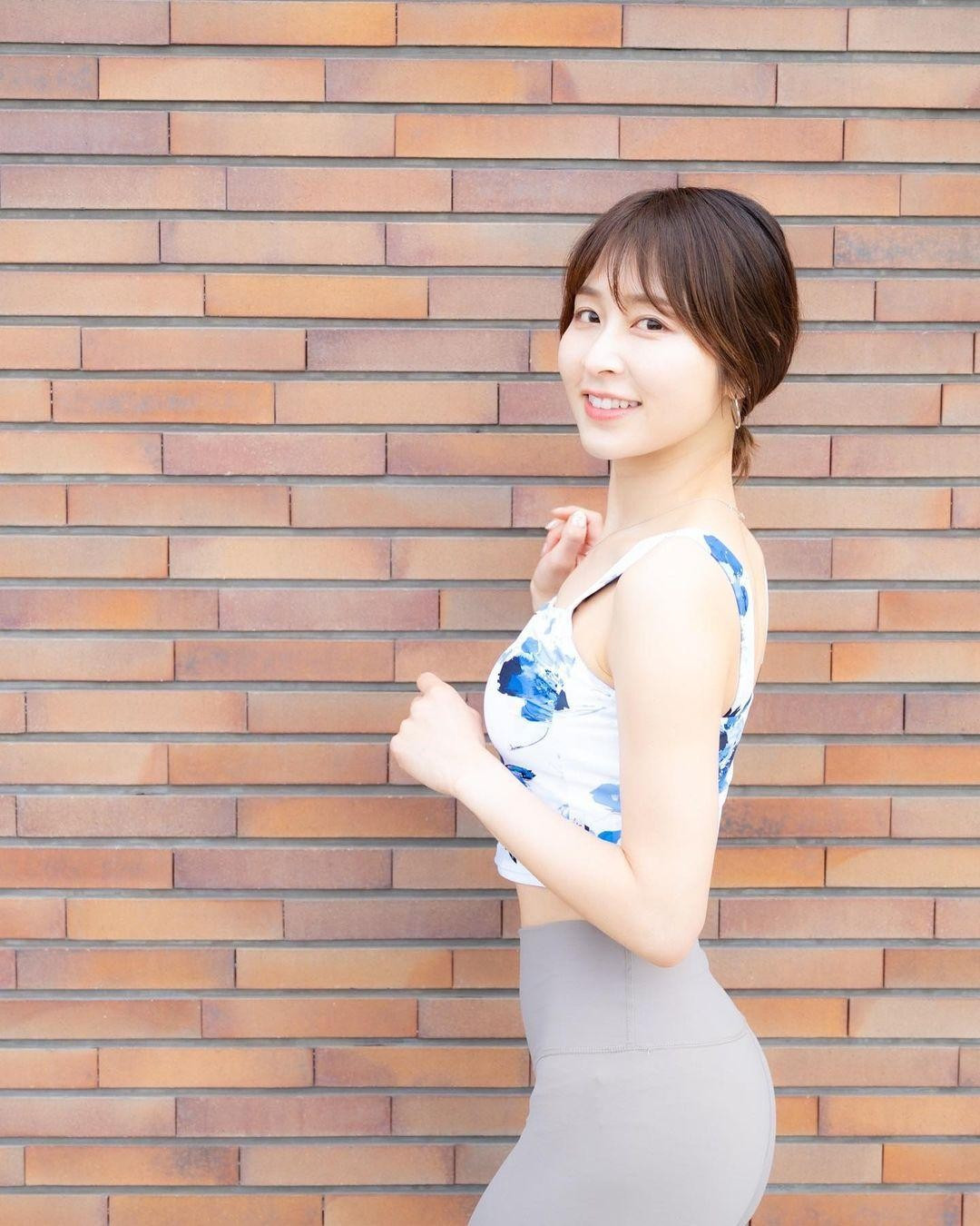 Nàng WAG đội tuyển Nhật Bản sinh năm 1989 tại Tokyo, cô sở hữu vẻ ngoài xinh đẹp, trẻ trung hơn tuổi thật.